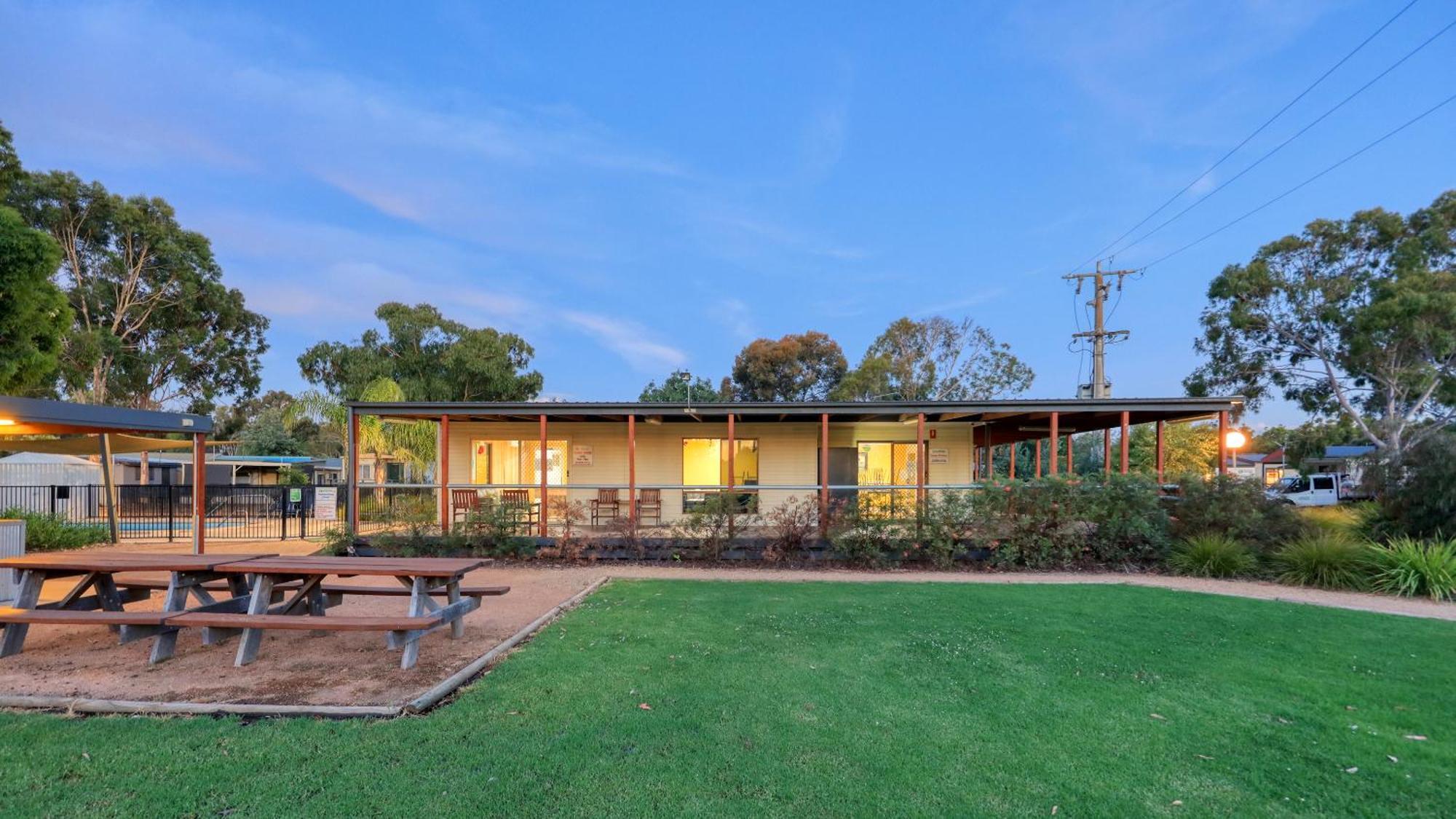 Yarrawonga Riverlands Tourist Park Екстер'єр фото