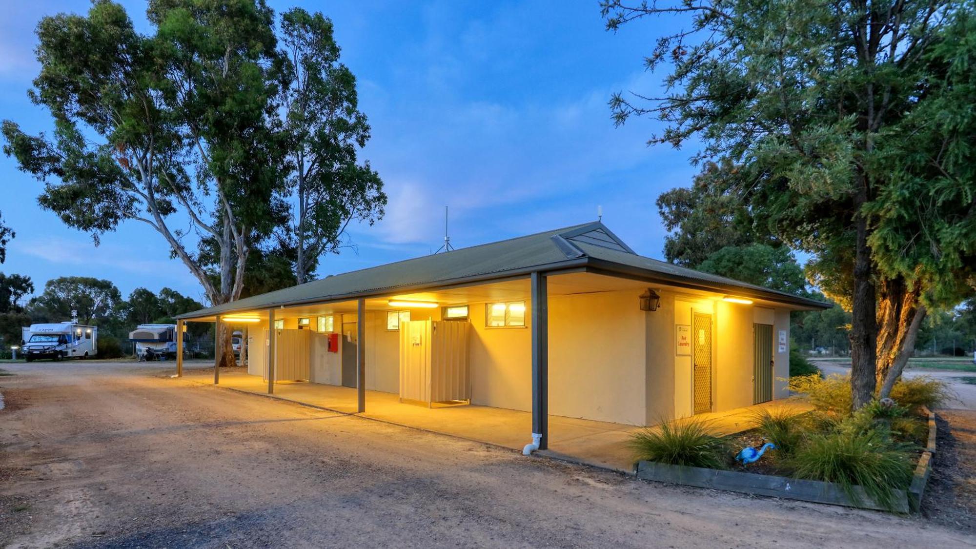 Yarrawonga Riverlands Tourist Park Екстер'єр фото