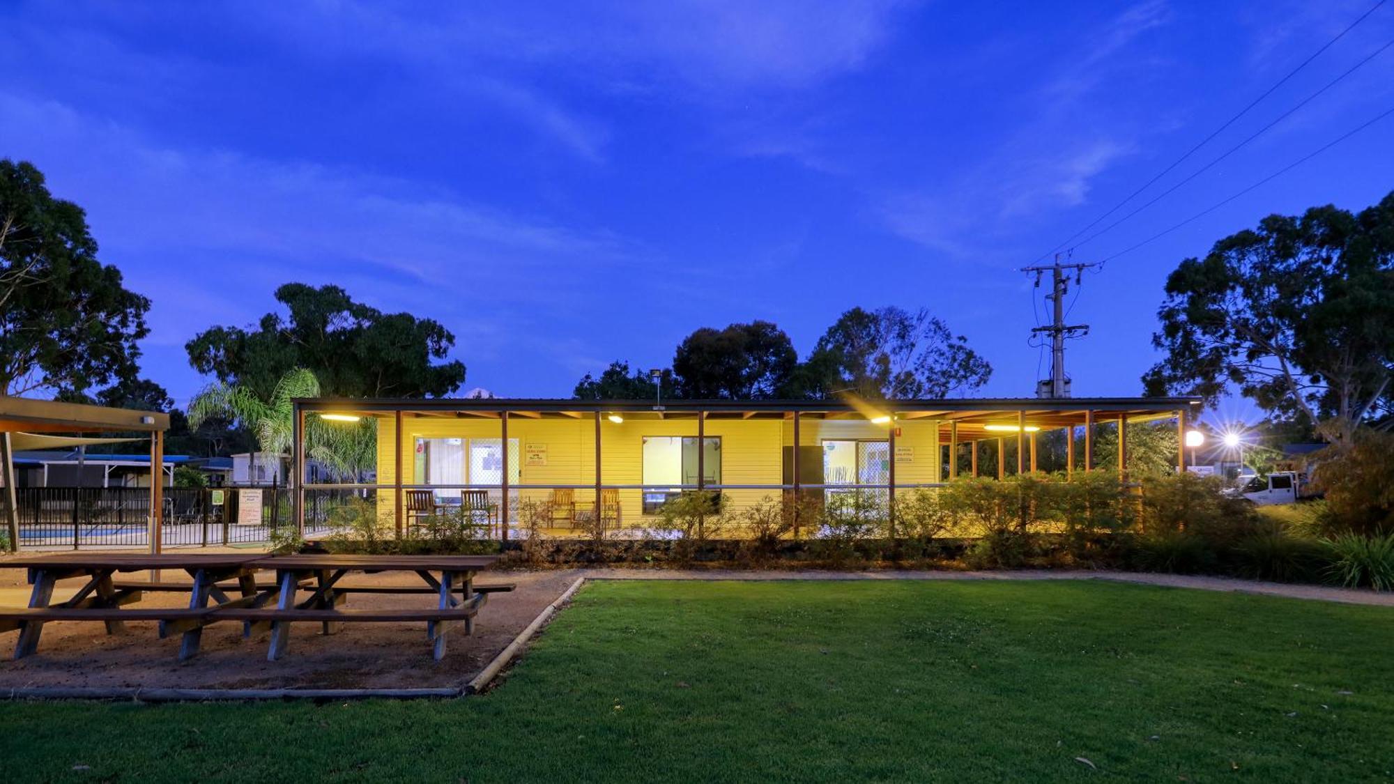 Yarrawonga Riverlands Tourist Park Екстер'єр фото